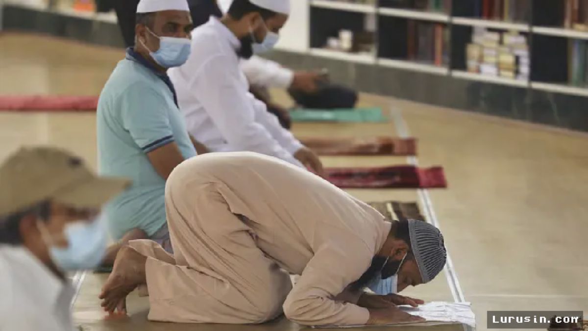 DUBAI — Umat Islam Padati Masjid Naif Buru Malam Lailatul Qadar