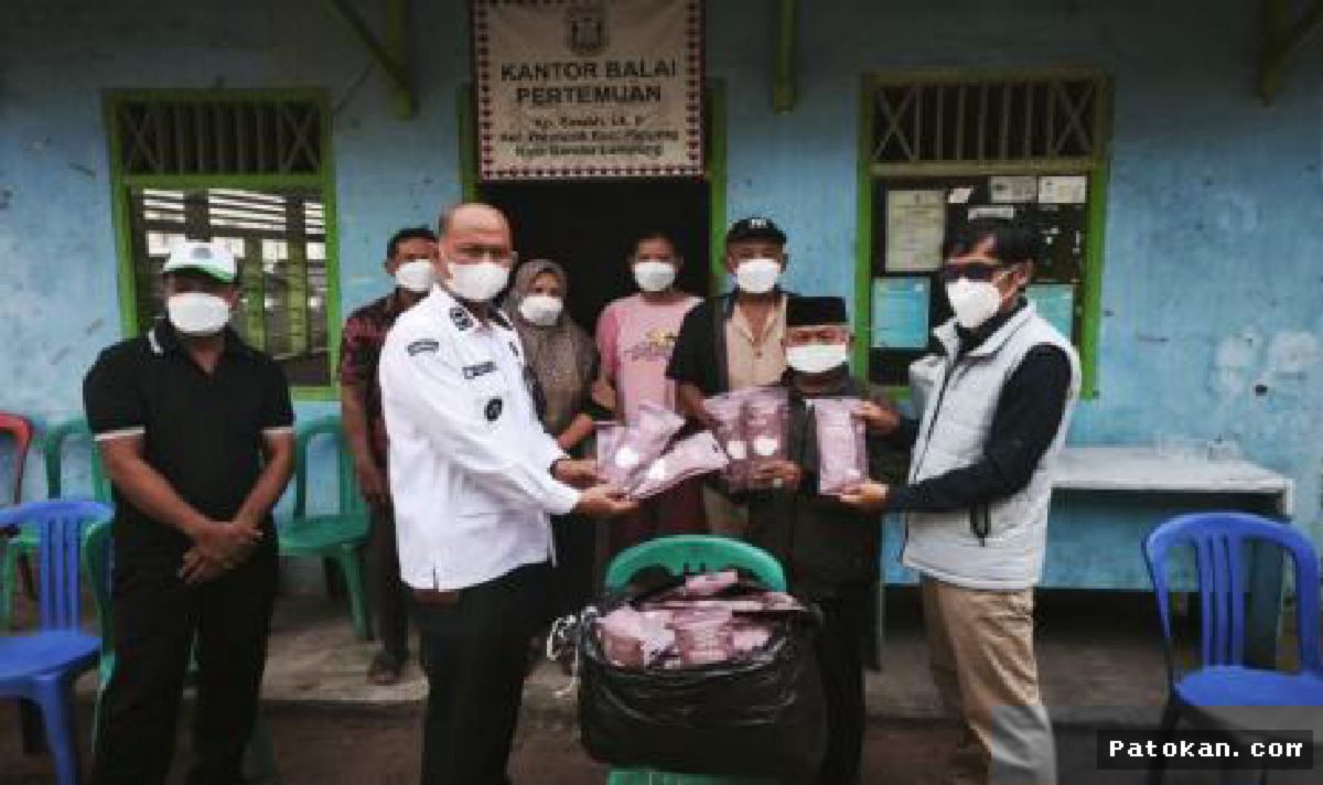 Semen Baturaja Bagikan Ribuan Masker Antisipasi Dampak Erupsi Anak Krakatau