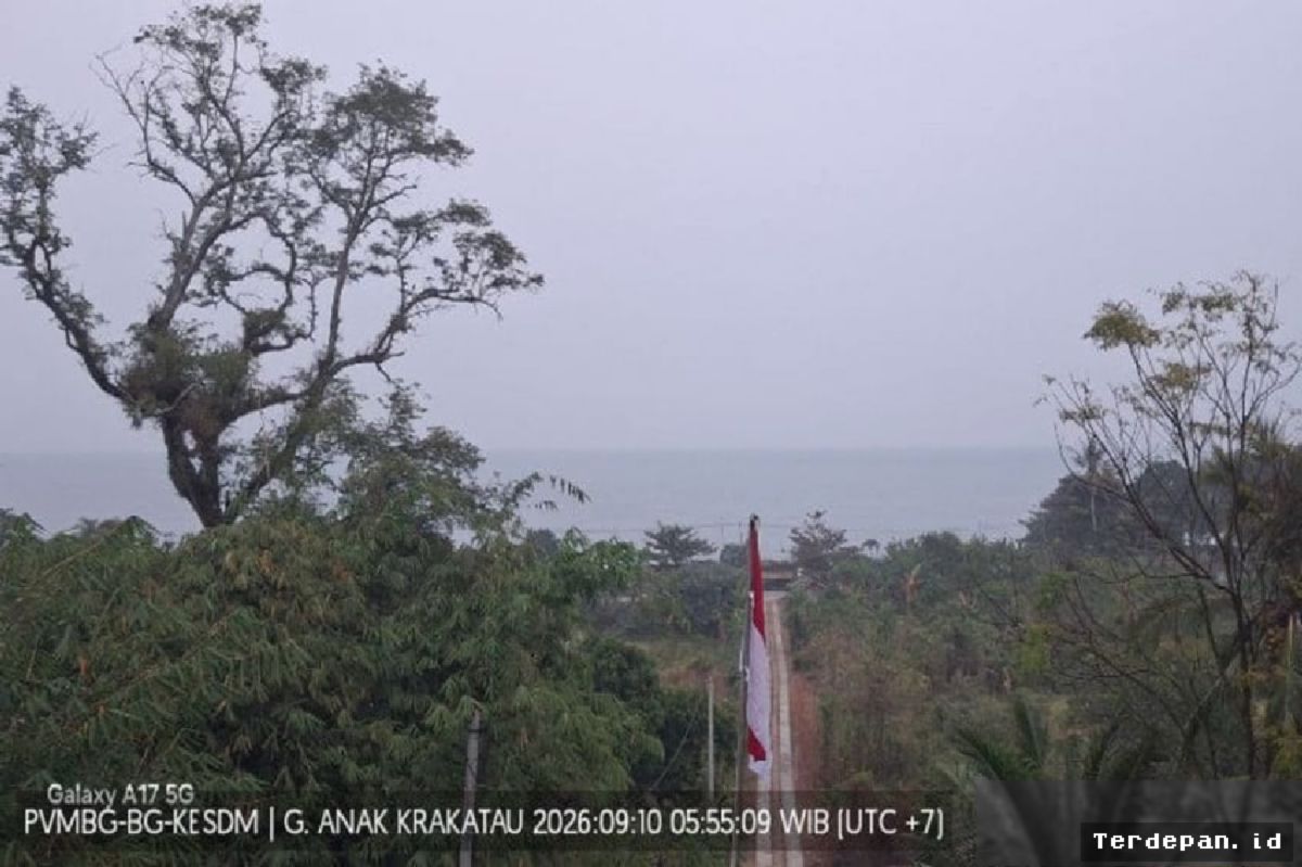 LAMPUNG — Gunung Anak Krakatau Siaga, PVMBG Catat Gempa Hybrid
