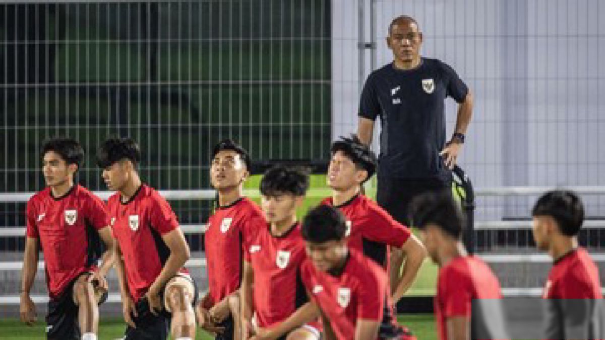 Pelatih Timnas Indonesia U-20, Nova Arianto, tengah dihadapkan pada dilema taktis yang