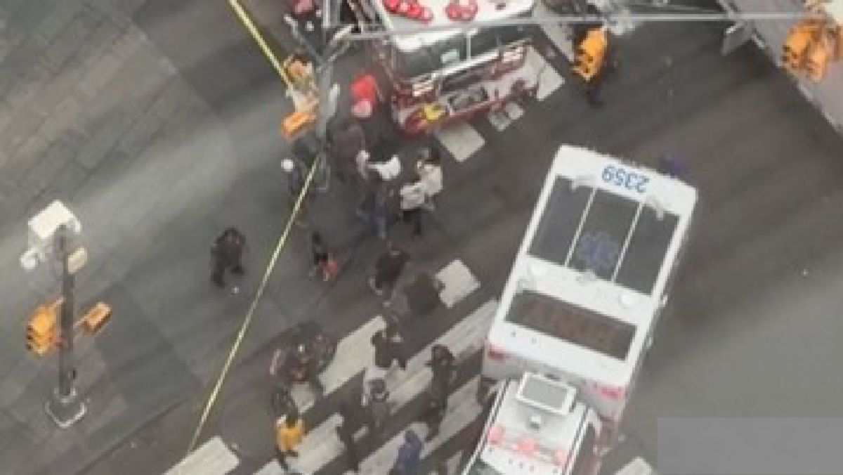 NEW YORK — Seorang perempuan bersenjata pisau menyerang pengunjung Times Square pada