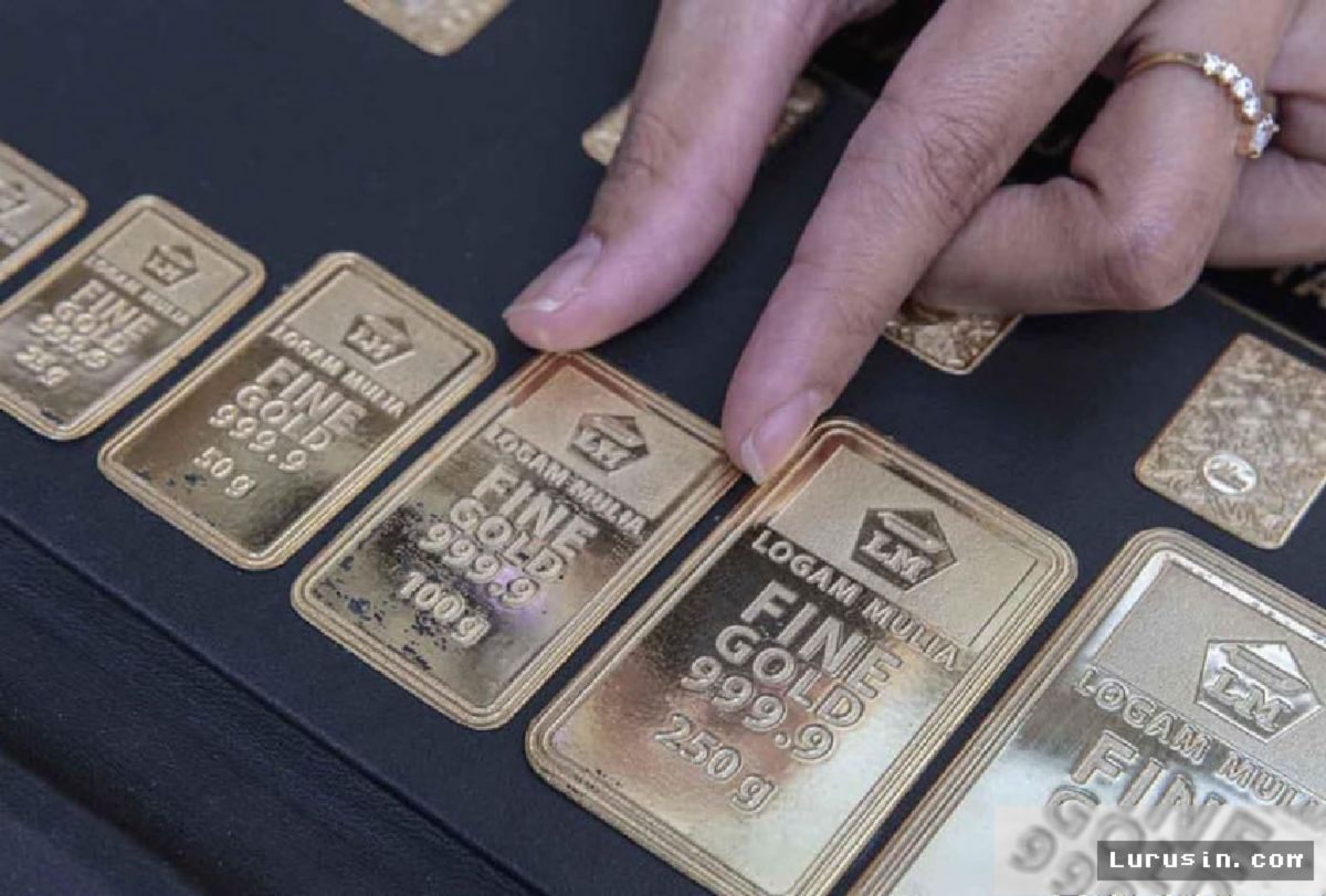 JAKARTA — Harga Emas Antam Anjlok Rp10 Ribu Per Gram