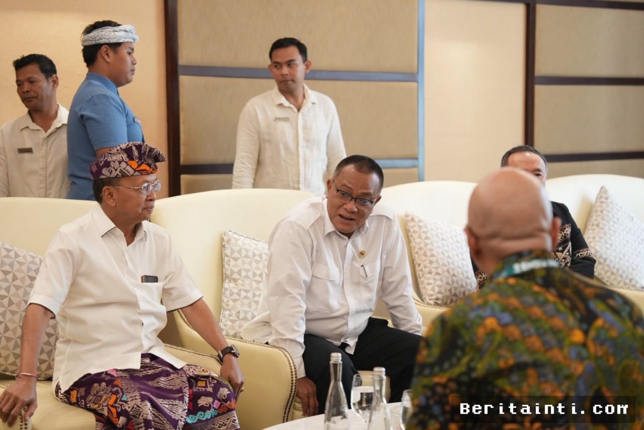 JAKARTA — Menteri Jumhur Desak Industri Lakukan Tobat Ekologis