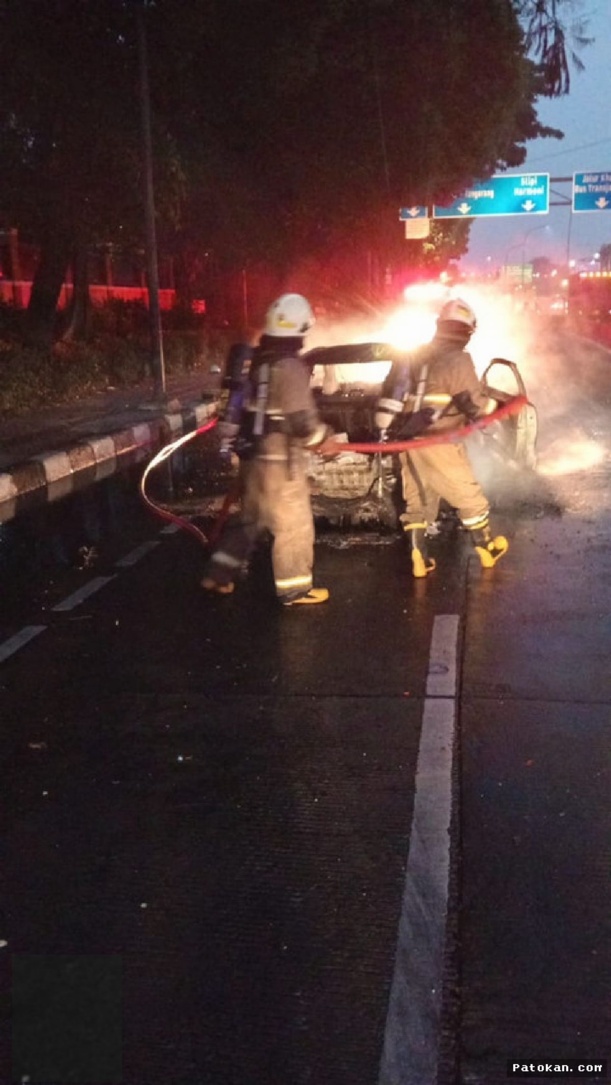 JAKARTA — Mobil Listrik Terbakar Usai Menabrak Separator Busway di Slipi