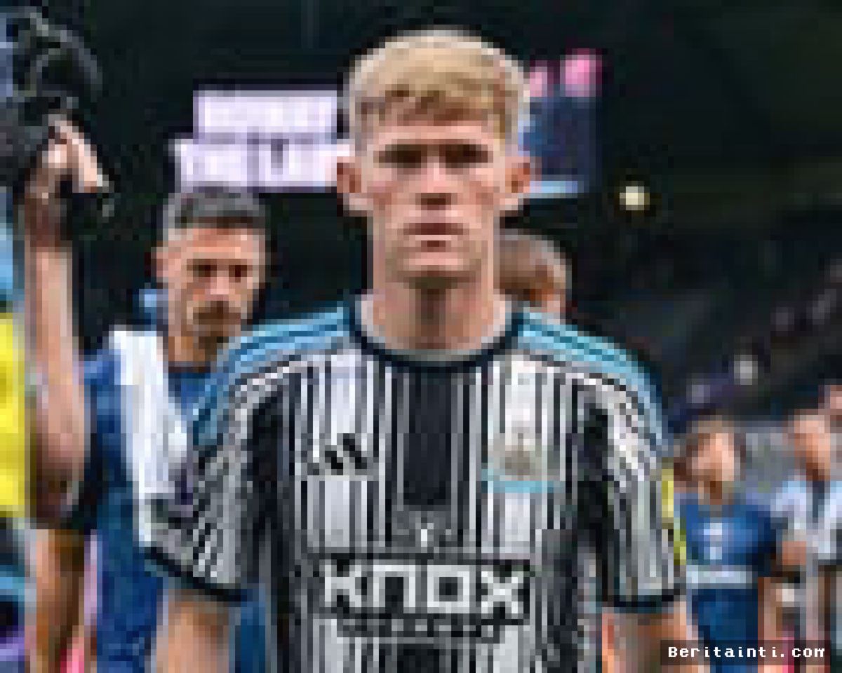 Newcastle Resmikan Transfer Lewis Hall Usai Chelsea Setujui Klausul