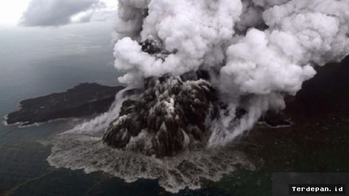 Gunung Anak Krakatau Erupsi Lagi, Puluhan Gempa Vulkanik Terdeteksi