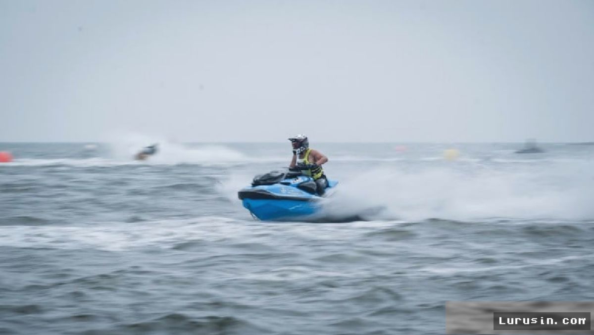 JAKARTA — Mantan Menpora Dito Ariotedjo Ikut Balap Jetski Panglima TNI Cup
