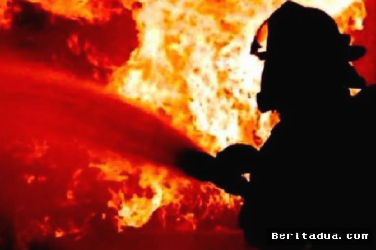 JAKARTA — Kebakaran Kebon Jahe Gambir Melahap Rumah, 12 Damkar Diterjunkan