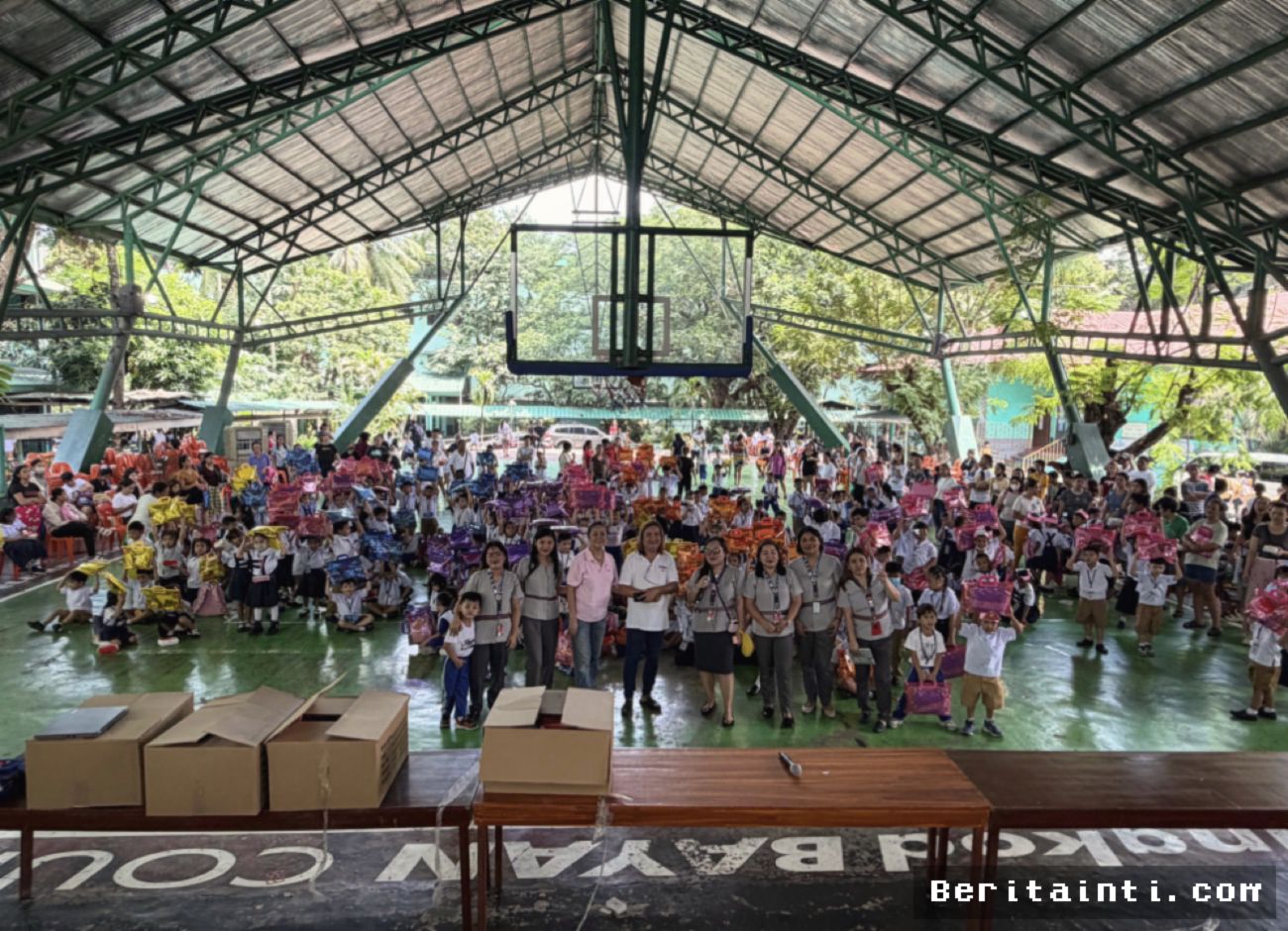 MANILA — 600 Anak Terima Perlengkapan Sekolah dari Jonathan Sterling
