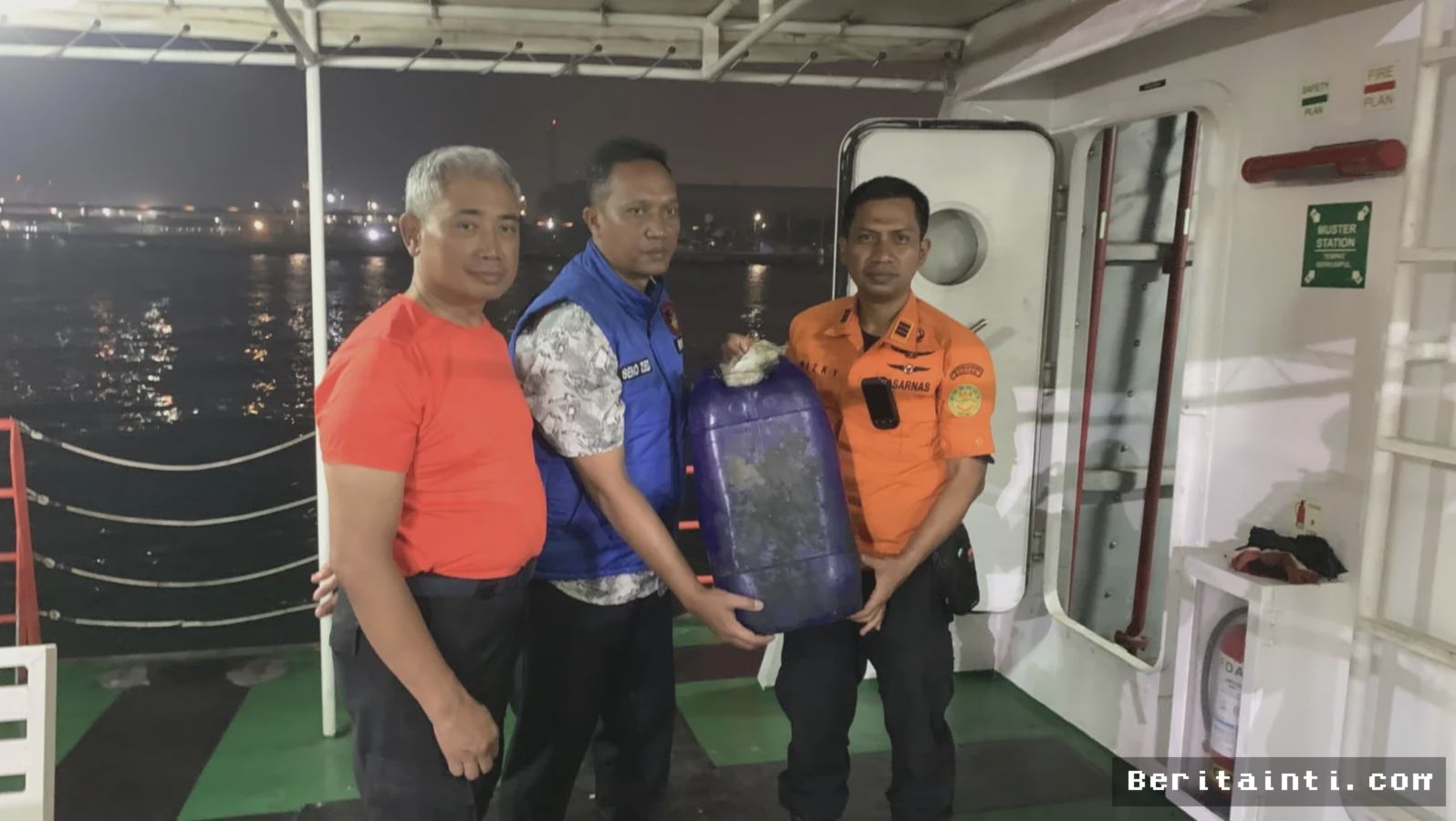 SELAT SUNDA — Tim SAR Perluas Pencarian Delapan Korban Hilang