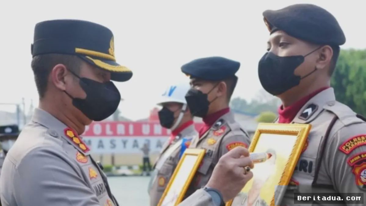 KARAWANG — Polresta Karawang Pecat Dua Personel Pelanggar Kode Etik