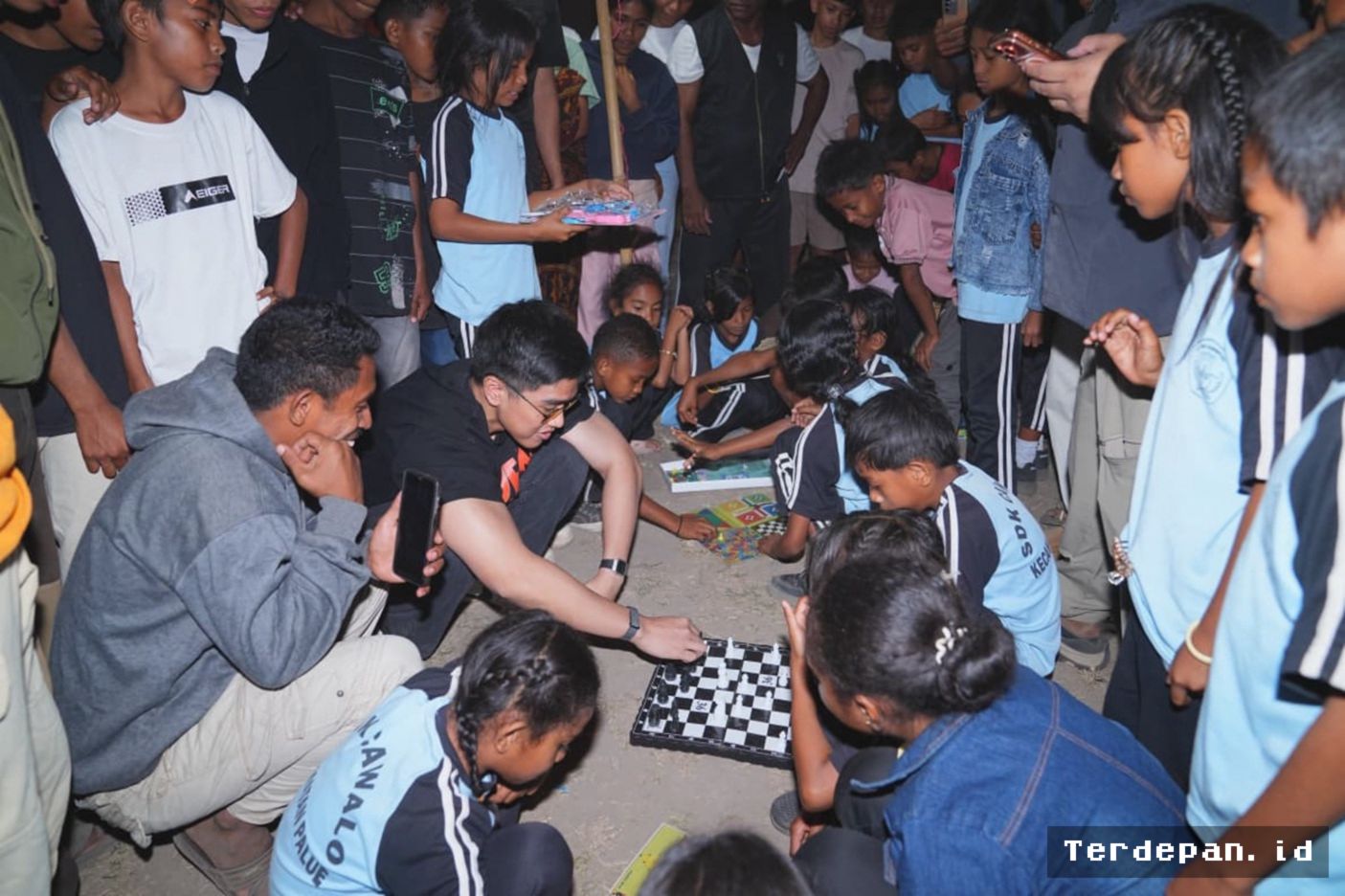 Kaesang Pangarep Sambangi Penyintas Gempa Bumi di Pulau Palue Sikka