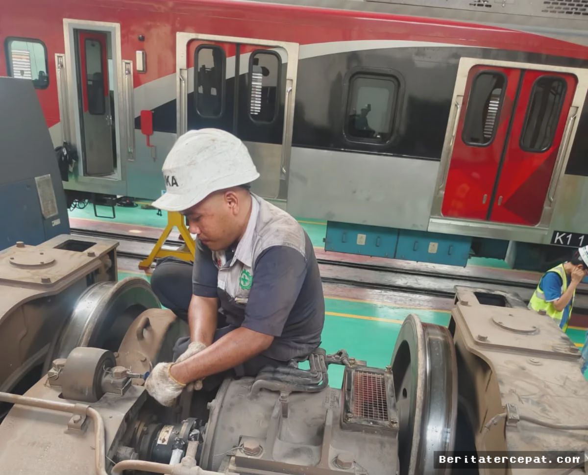 MADIUN — KAI dan INKA Percepat Perawatan Tujuh Rangkaian KRL Jabodetabek