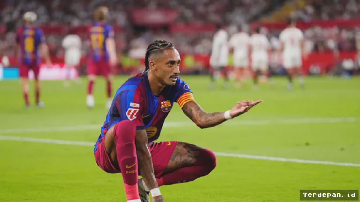 Raphinha Hattrick, Barcelona Comeback Kalahkan Sevilla 3-1