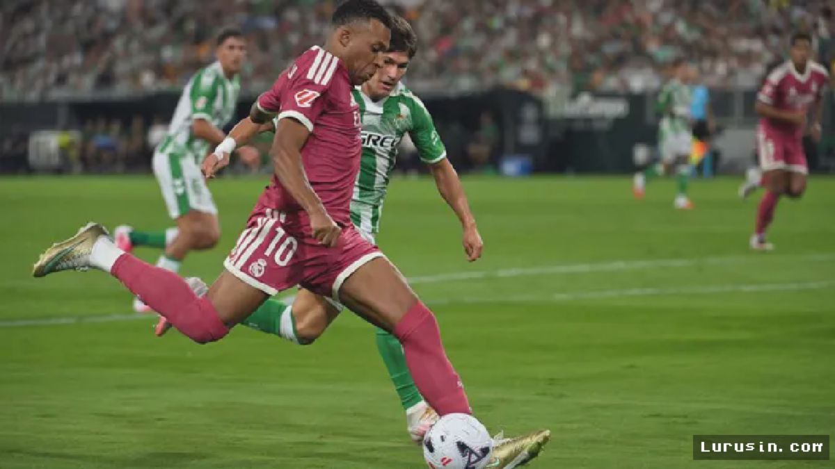 SEVILLA — Kylian Mbappe Hadapi Tembok Kokoh Real Betis di Villamarin