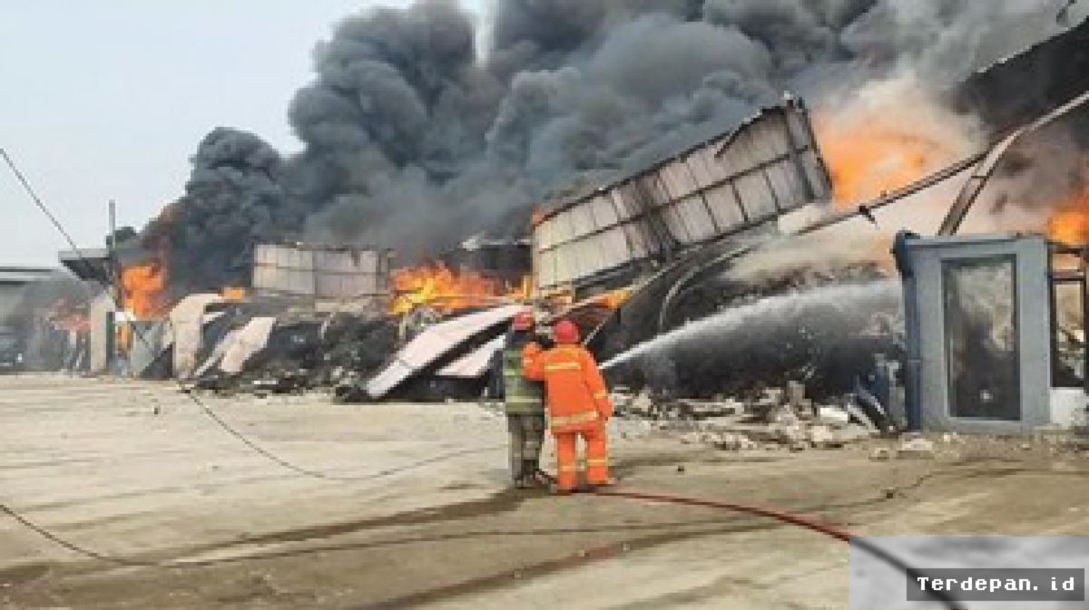 Tangerang — Kebakaran Pergudangan Kosambi Hanguskan 28 Gudang Rp80 Miliar
