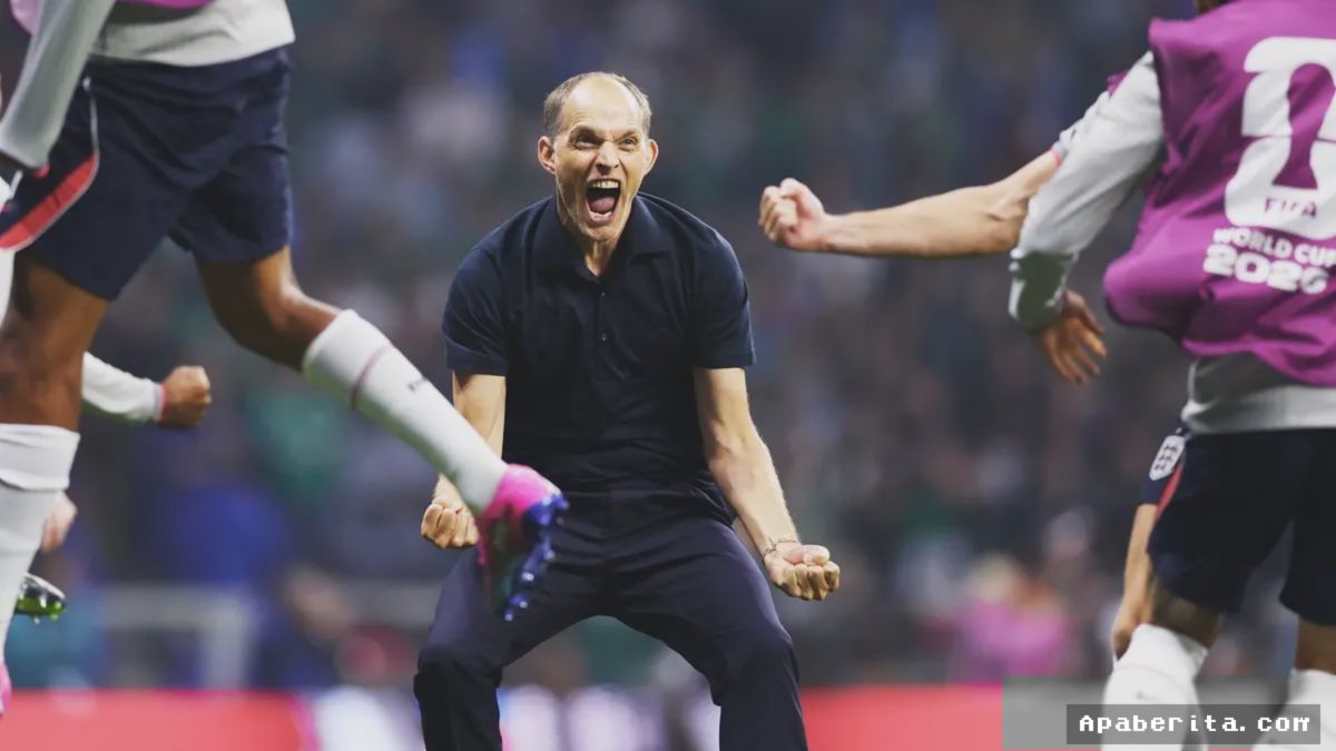 MEXICO CITY — Thomas Tuchel Penasaran Cicipi Rumput Estadio Azteca