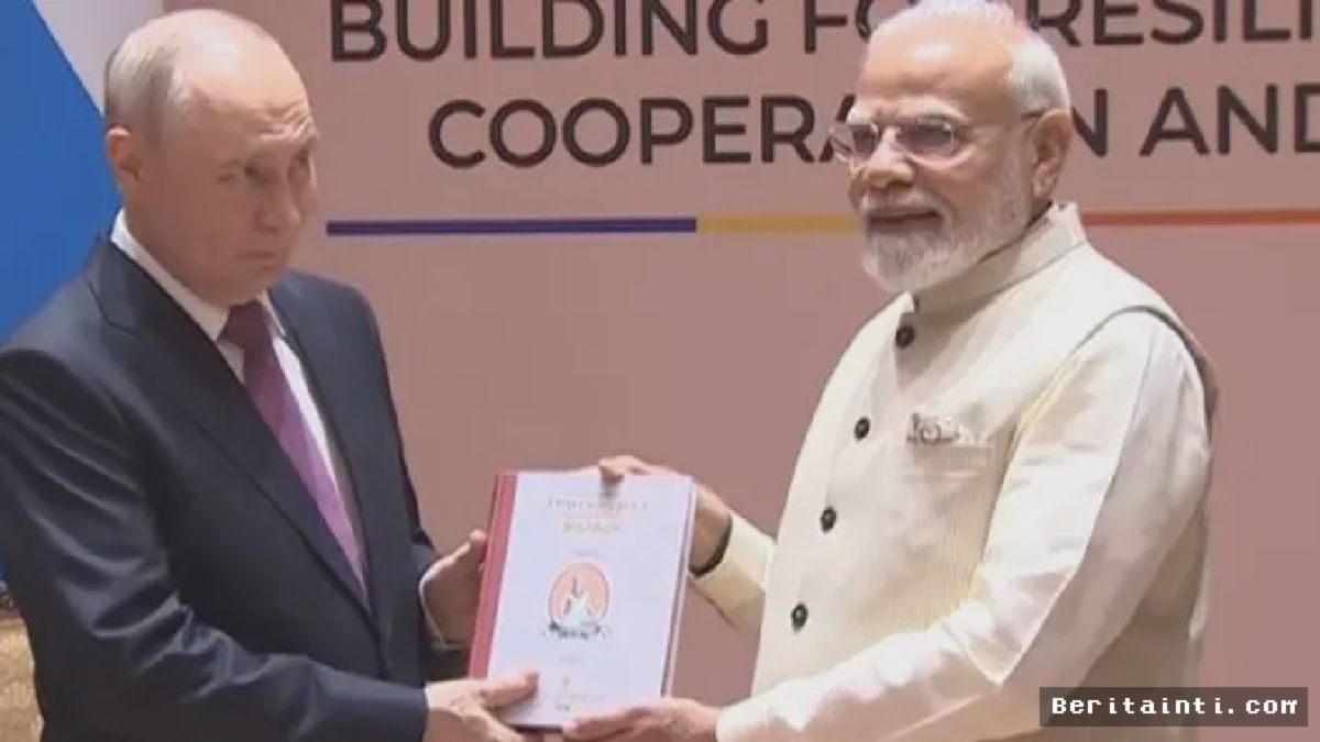 NEW DELHI — PM Modi Hadiahkan Kitab Klasik Tamil ke Vladimir Putin
