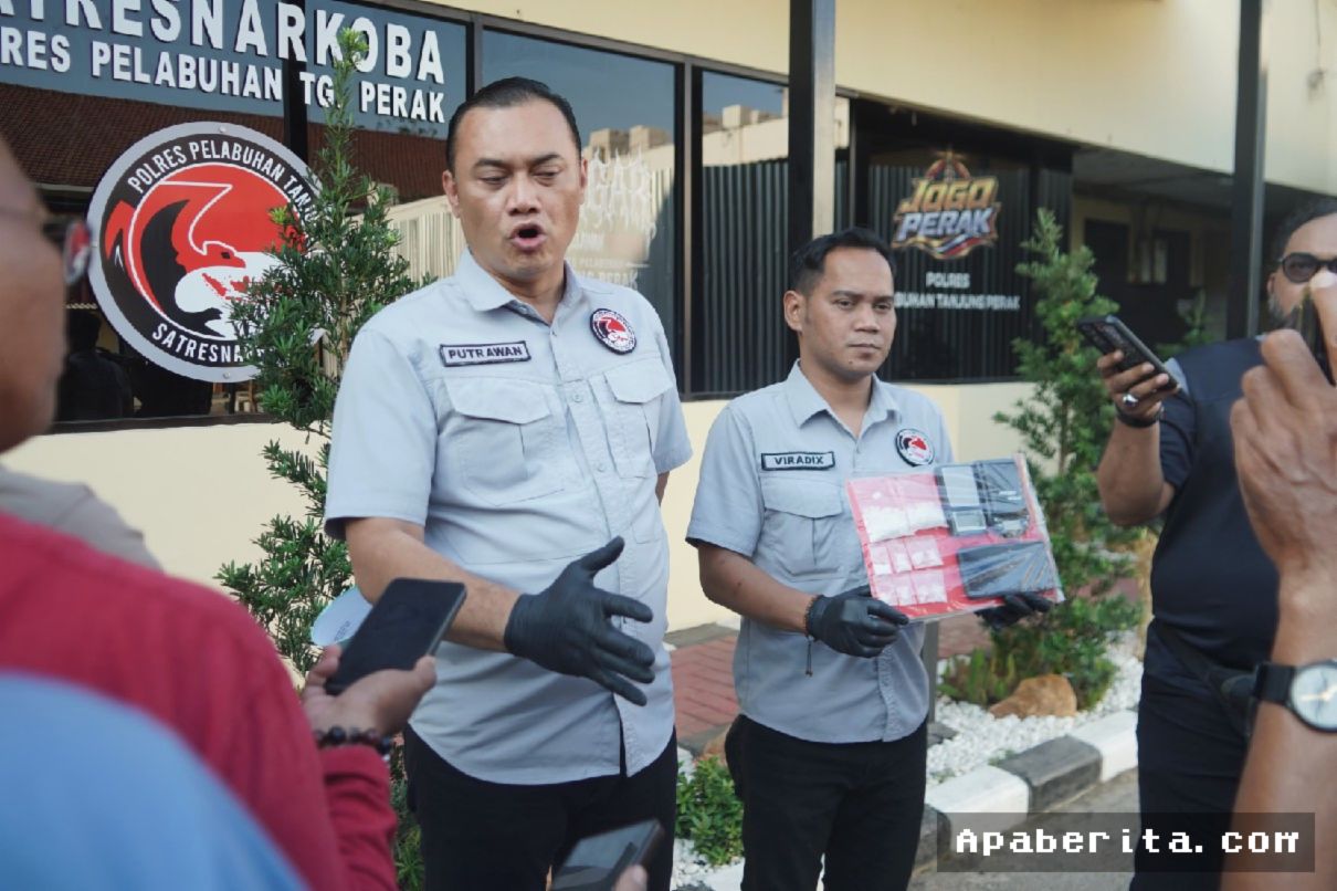 SURABAYA — Polisi Tangkap Pengedar Sabu Saat Transaksi di Warung Kopi