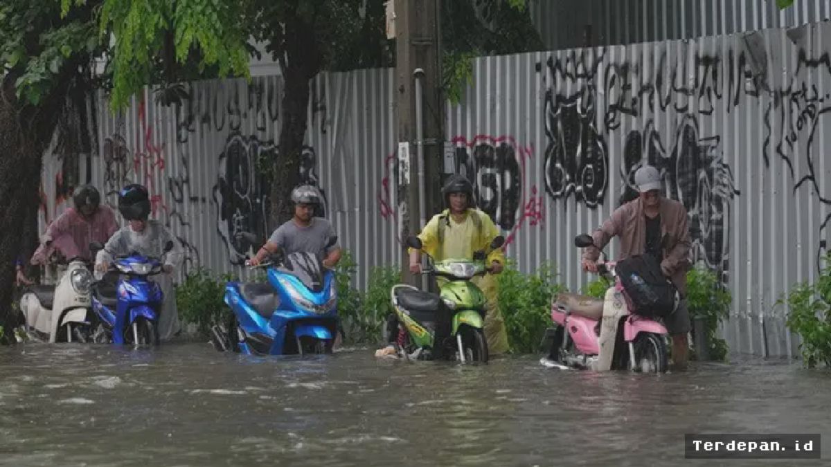 Banjir Rendam Bangkok, Warga Terpaksa Dorong Motor