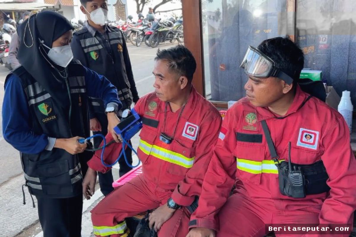 MALANG — Dokkes Polres Malang Periksa Kesehatan Petugas Kebakaran Bromo