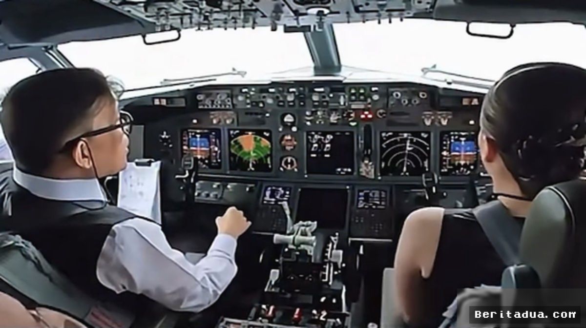 HANOI — Raja Vajiralongkorn Terbangkan Sendiri Boeing 737 Menuju Vietnam