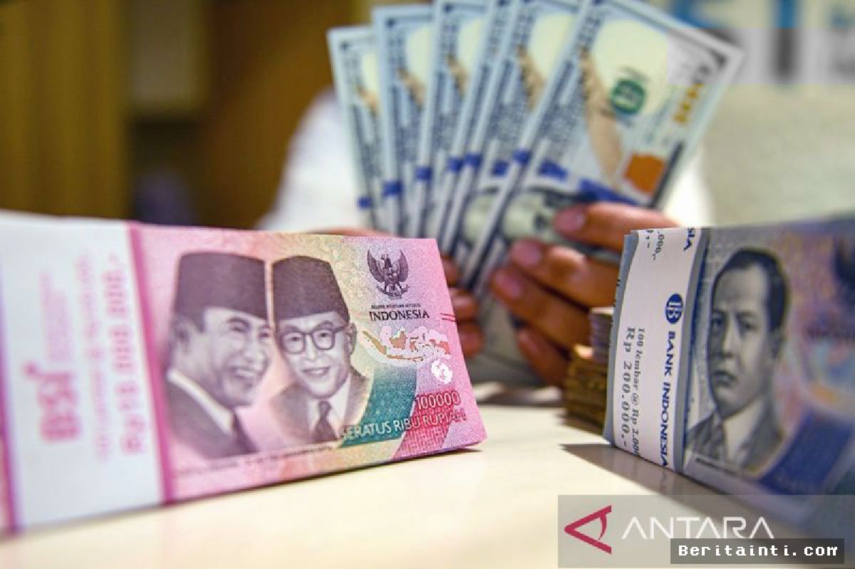 JAKARTA — Rupiah Tertekan akibat Lonjakan Harga Minyak Mentah Dunia