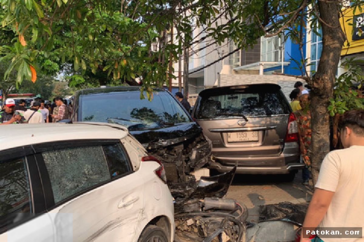 Surabaya — Alphard Tabrak 15 Kendaraan di Menur Pumpungan, 5 Luka