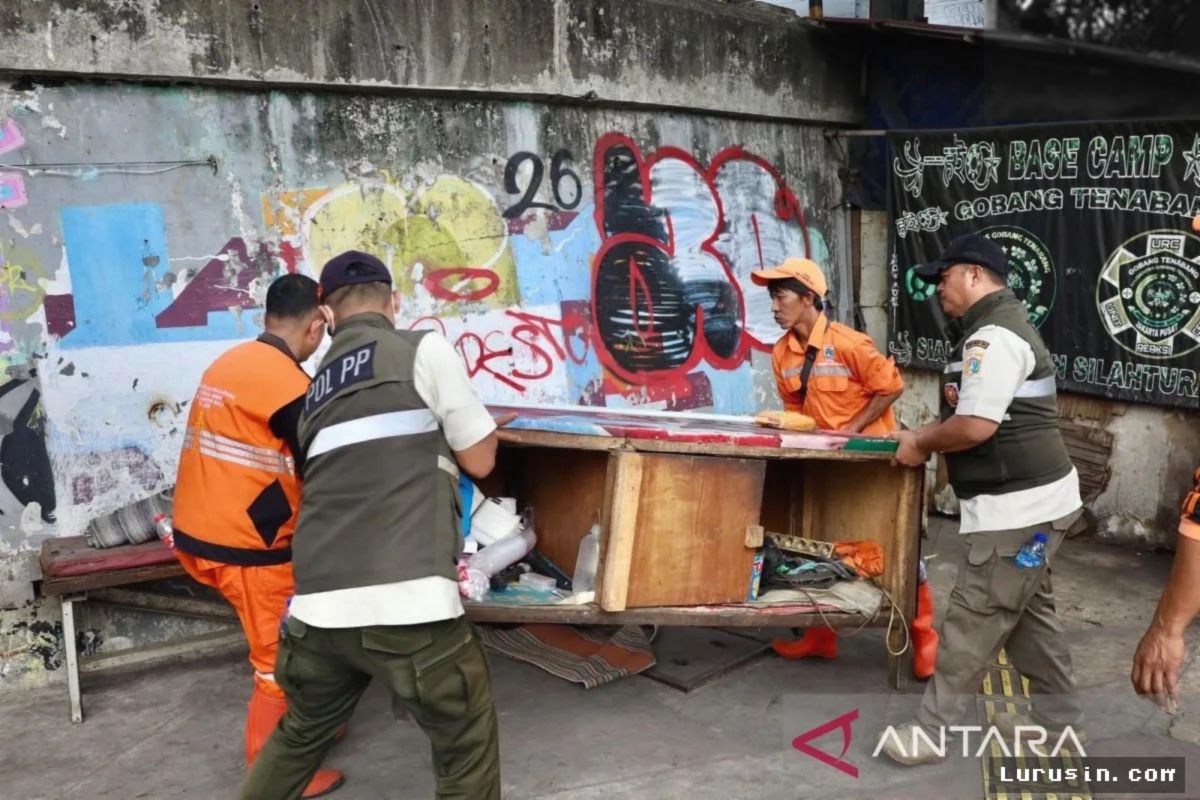 Tanah Abang — Petugas Gabungan Tertibkan Bangunan Liar di Kampung Bali