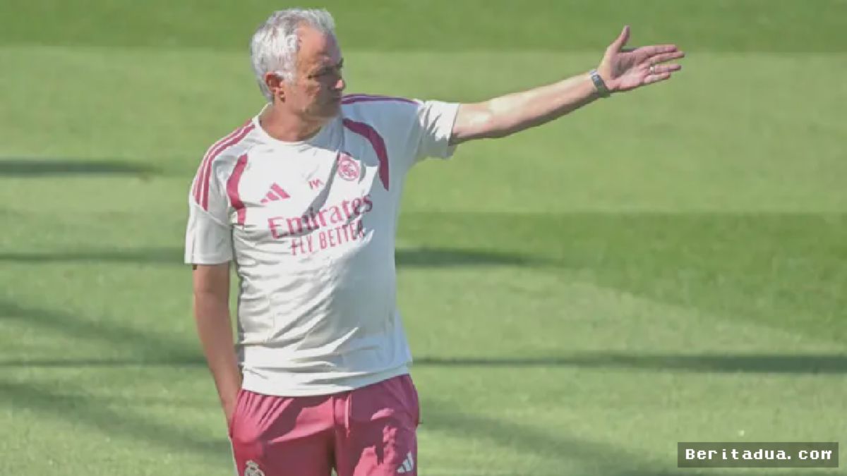 MADRID — Jose Mourinho Memimpin Sesi Latihan Intensif Real Madrid