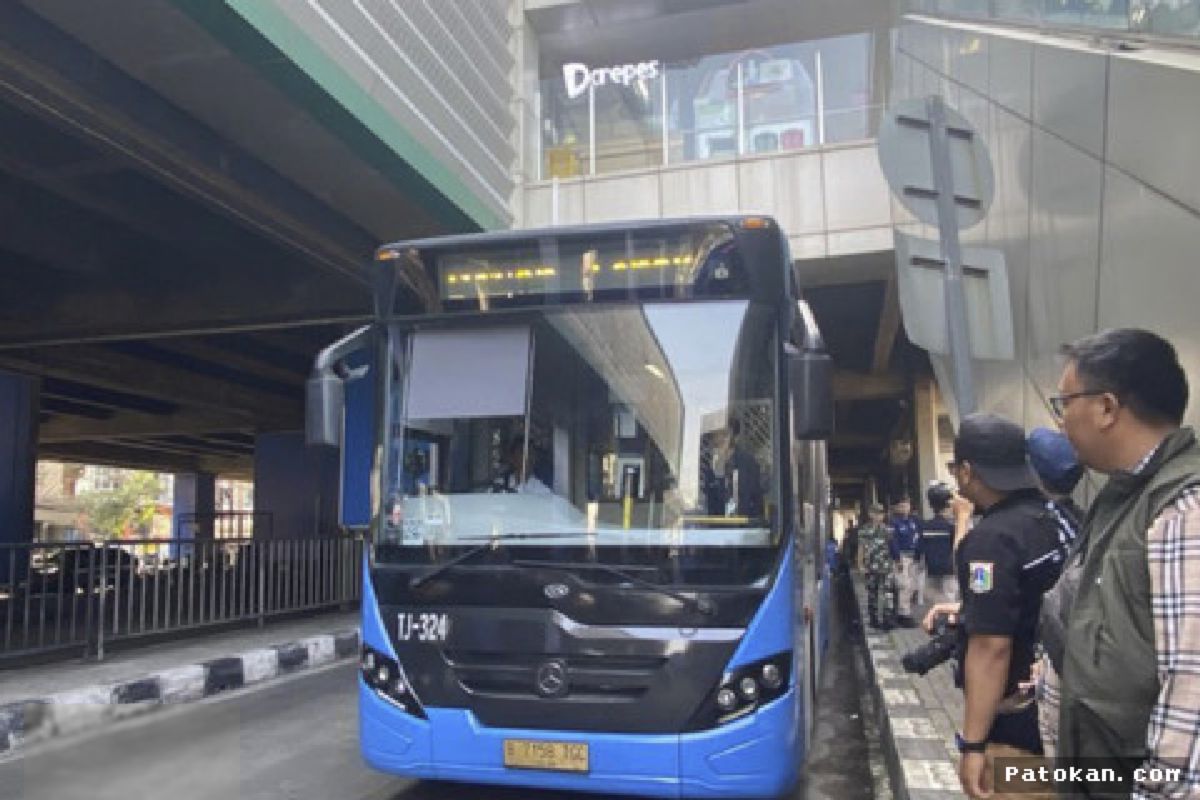 SAWANGAN — Kemacetan Parah Paksa Penumpang TransJakarta D41 Turun Bus