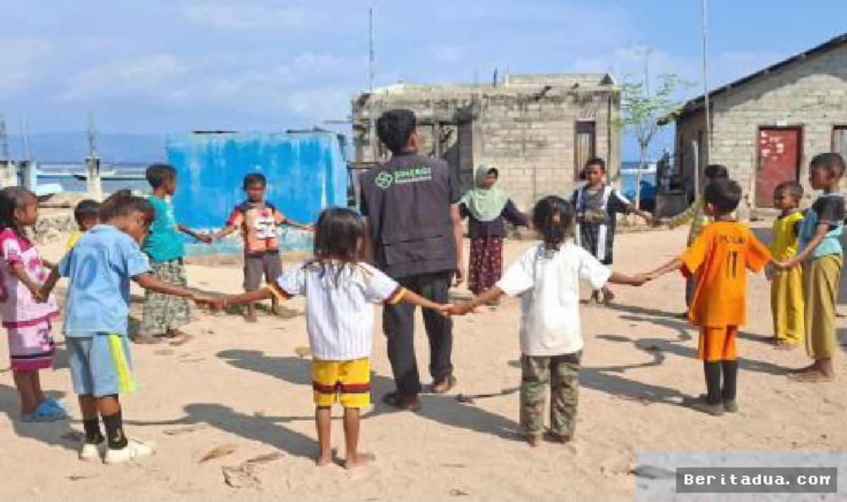 BANDUNG — Program Wujudkan Anak Ceria Bantu Seragam Sekolah Keluarga Dhuafa