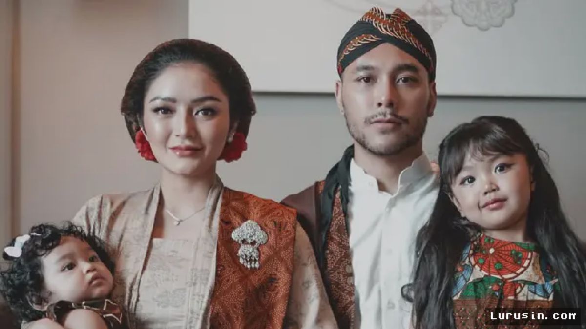 Siti Badriah Tampilkan Keanggunan Baju Adat Jawa dalam Pemotretan