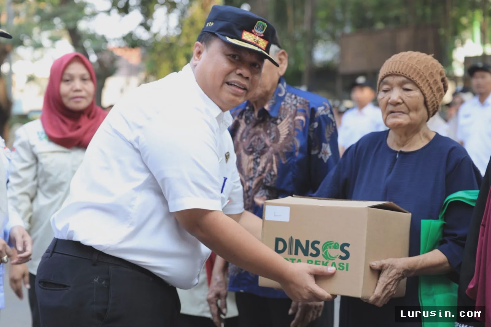 Kota Bekasi — Dinsos Salurkan Bantuan Permakanan Bagi Kelompok Rentan