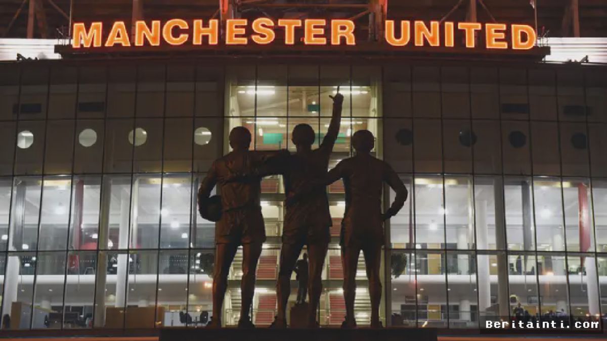 MANCHESTER UNITED — Old Trafford Bersiap Hadapi Renovasi Besar