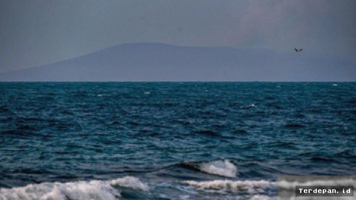 SELAT SUNDA — Tim SAR Cari Lima Jurnalis Hilang di Anak Krakatau