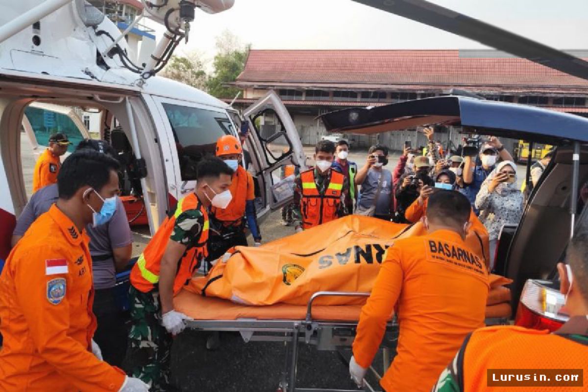 Helikopter Polri Evakuasi Jenazah Korban Kecelakaan KM Virgo Transport 8