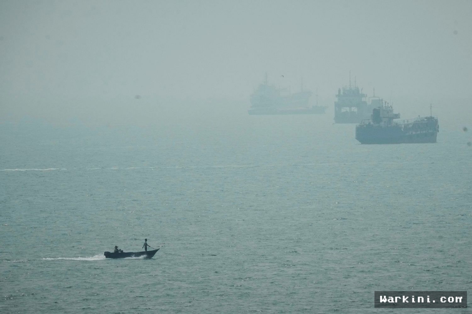 Iran Serang Kapal Perang dan Pangkalan Militer AS di Timur Tengah