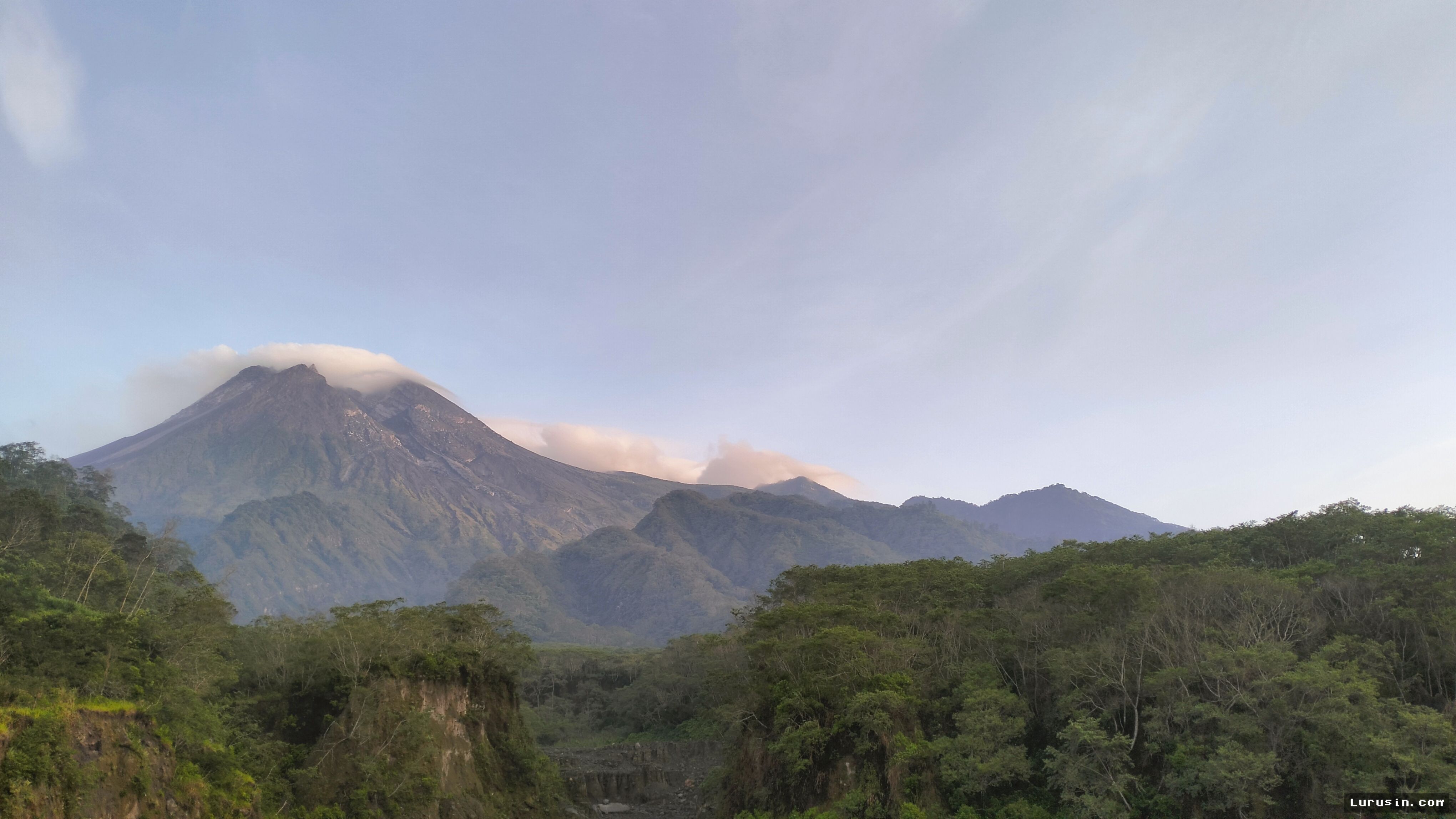 Gunung Merapi Siaga — BPPTKG Catat 83 Gempa Guguran Sehari