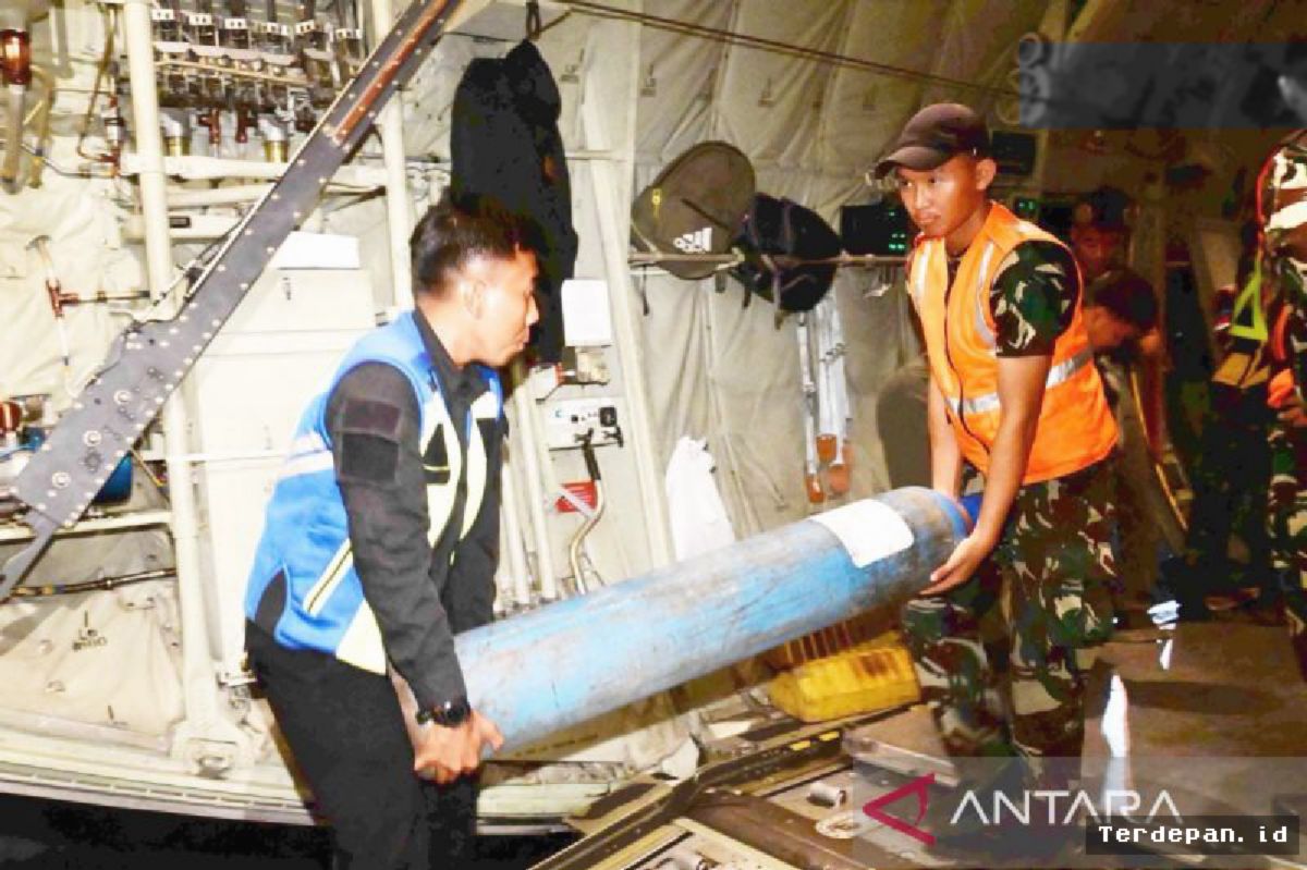 BANJARMASIN — TNI AU Kirim Hercules Bawa Peralatan Karhutla Kalsel