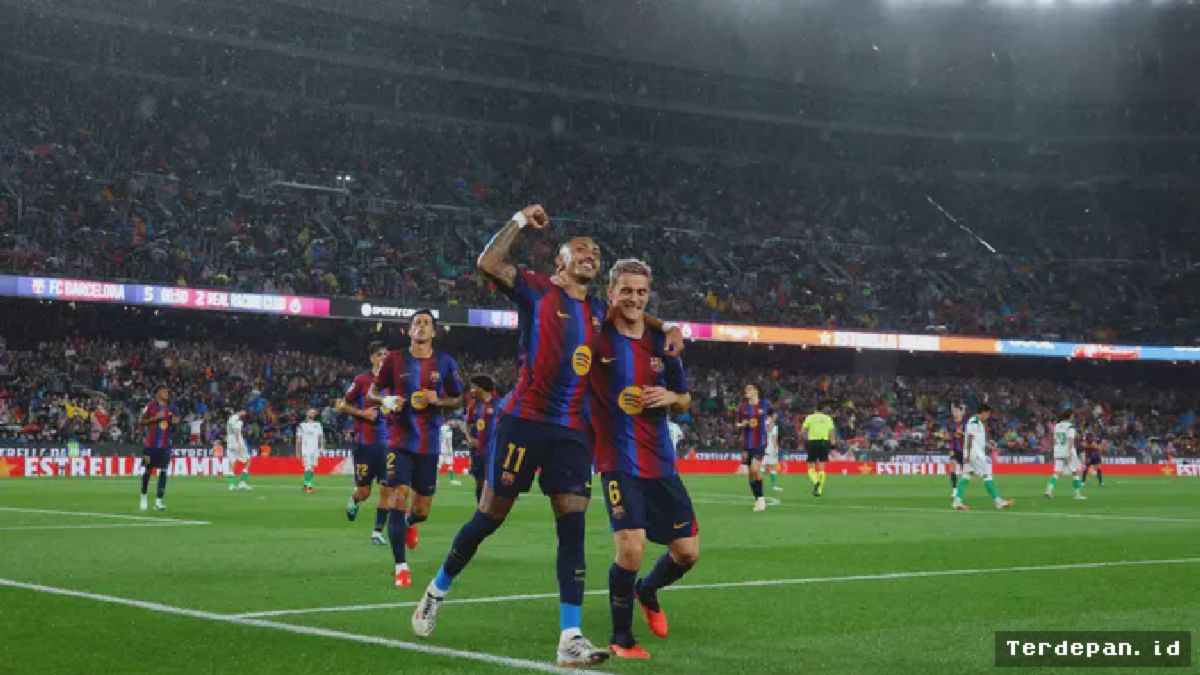 Raphinha Cetak Hatrik, Barcelona Bantai Racing 7-2