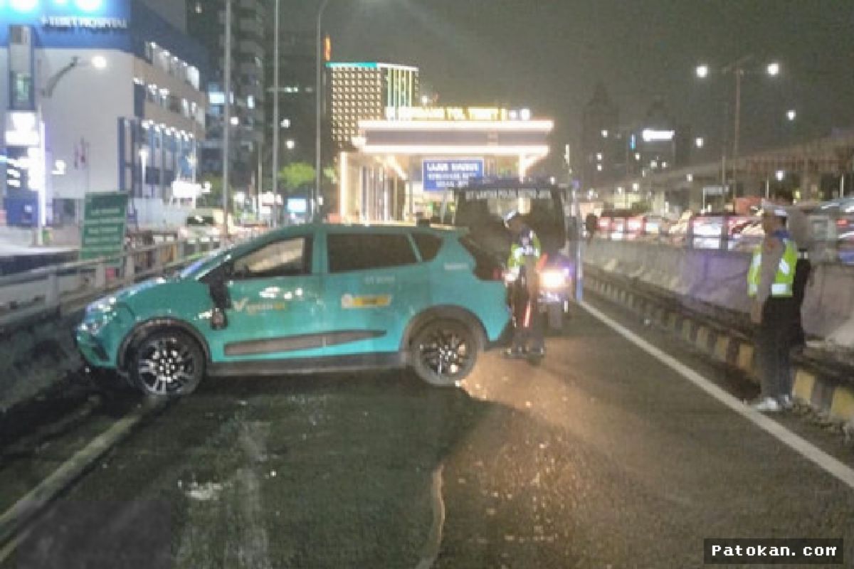 JAKARTA — Taksi Terguling di Tol Tebet akibat Pengemudi Mengantuk