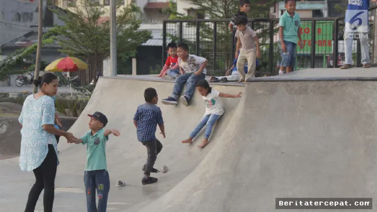 JAKARTA — Warga Padati RPTRA Kalijodo untuk Rekreasi Akhir Pekan