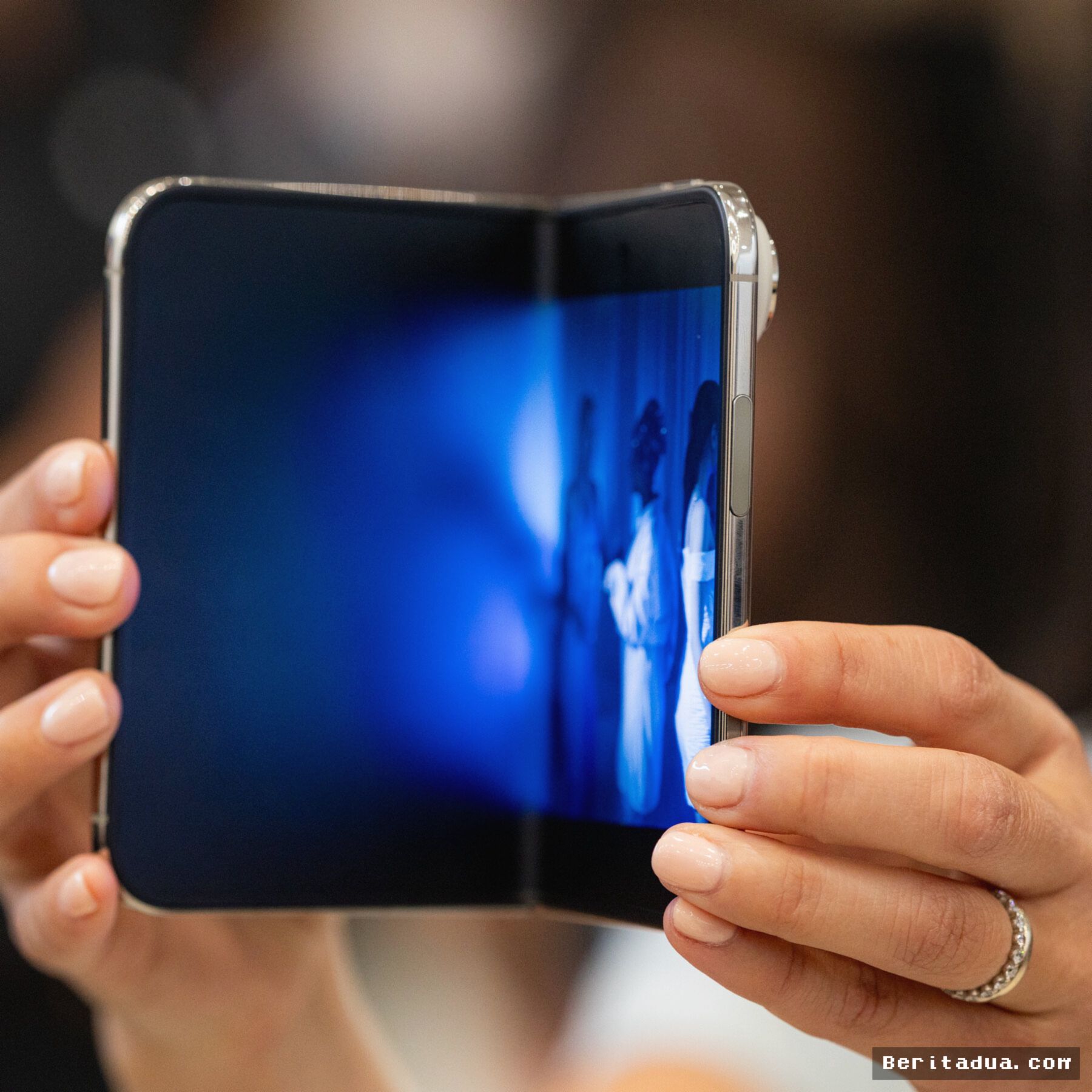 Apple Siapkan iPhone Duo Lipat Seharga Rp31 Juta Tantang Samsung