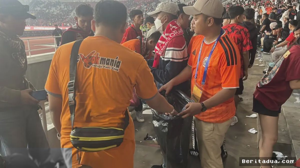 JAKARTA — Jakmania Gelar Aksi Bersih Sampah Usai Persija Taklukkan Persib