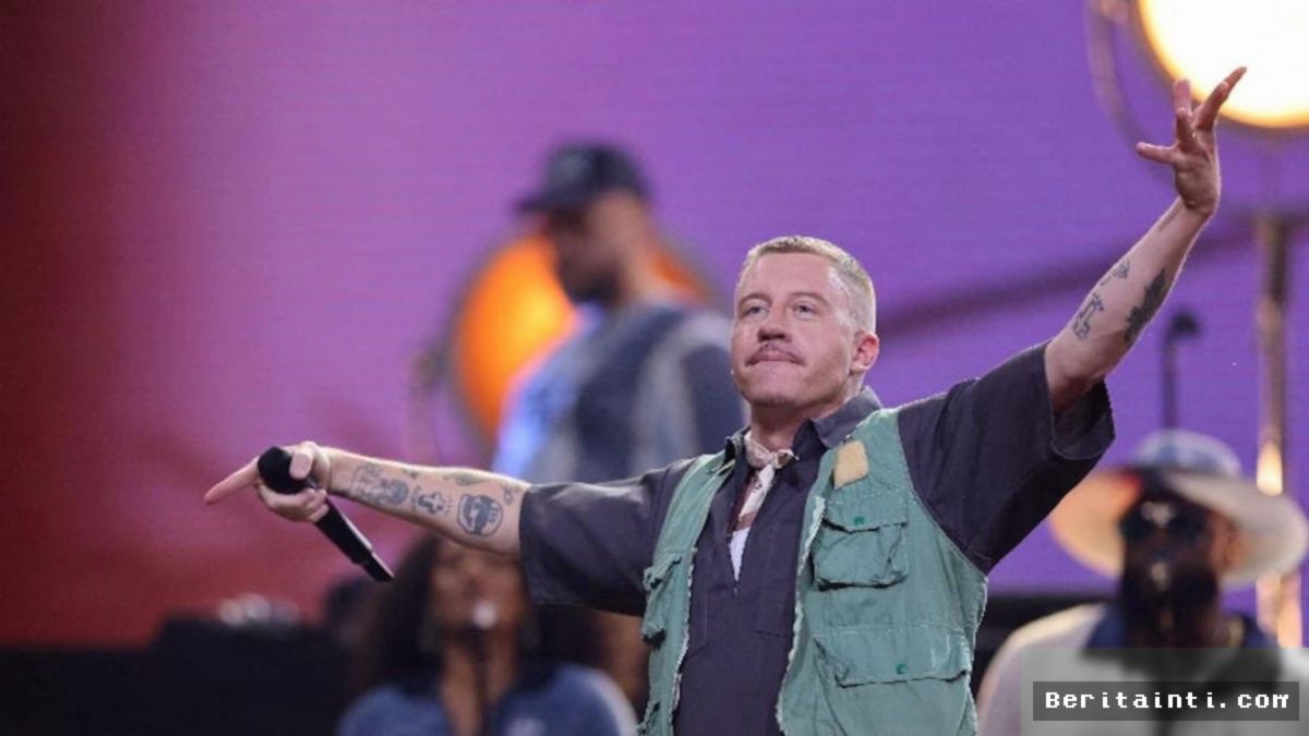 Robert Kraft Buka Suara Terkait Desakan Coret Macklemore dari Tur