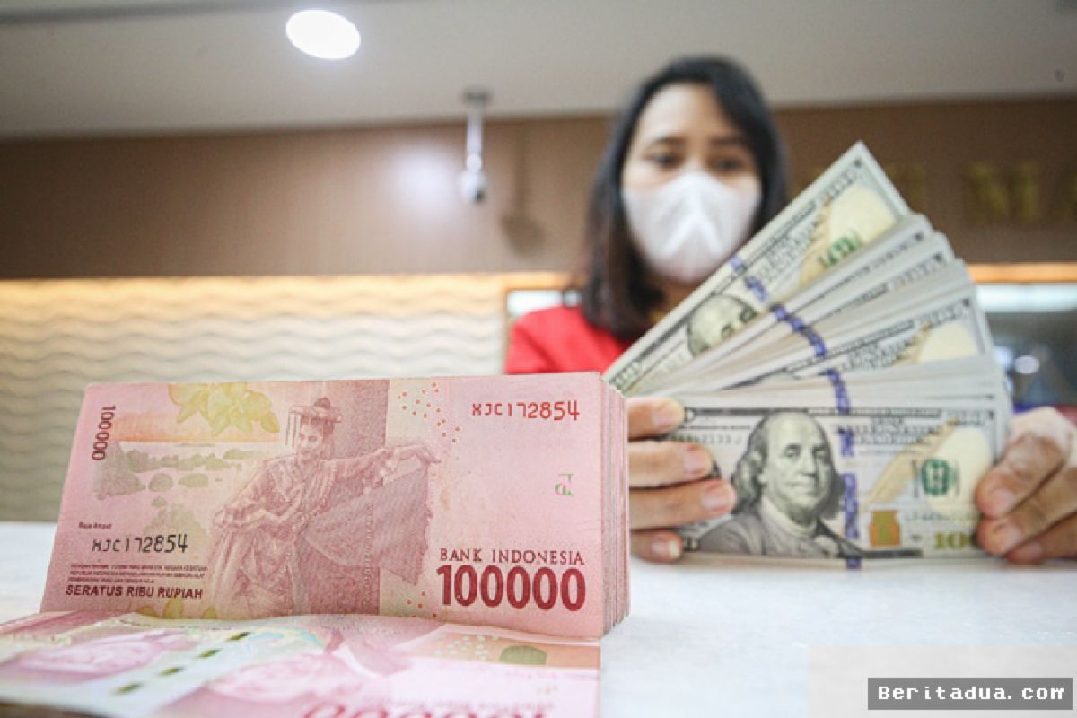 JAKARTA — Rupiah Terancam Anjlok ke Rp 17.650 Tertekan Harga Minyak Dunia