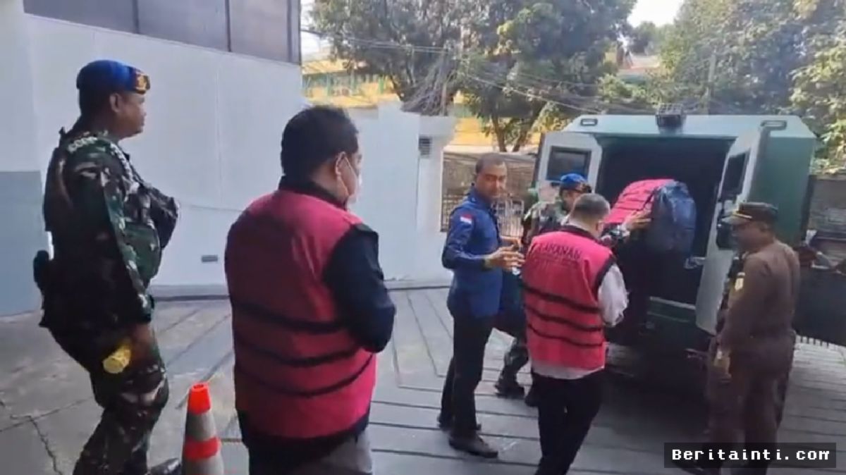 KEJAGUNG — Lima Tersangka Korupsi Bauksit PT QSS Resmi Dilimpahkan
