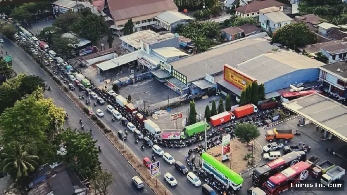 MAKASSAR — Krisis BBM Memburuk, Petugas SPBU Tumbang Terserang Tipes