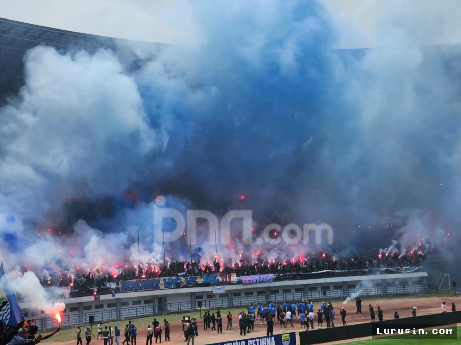 BANDUNG — Bobotoh Bakar Flare di GBLA Kawal Persib Menuju SUGBK